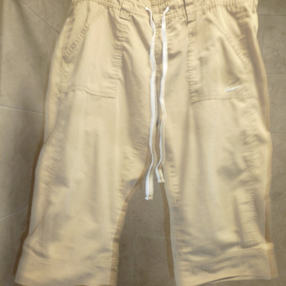 Nike Cropped Pants with pockets  /Khaki capris Sz Large